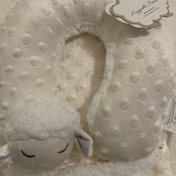 Beautiful off-white baby blanket and pillow set - Picture 2 of 4